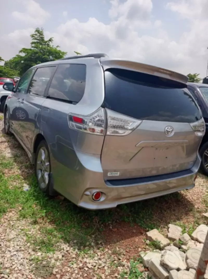 Toyota Sienna   - 2013