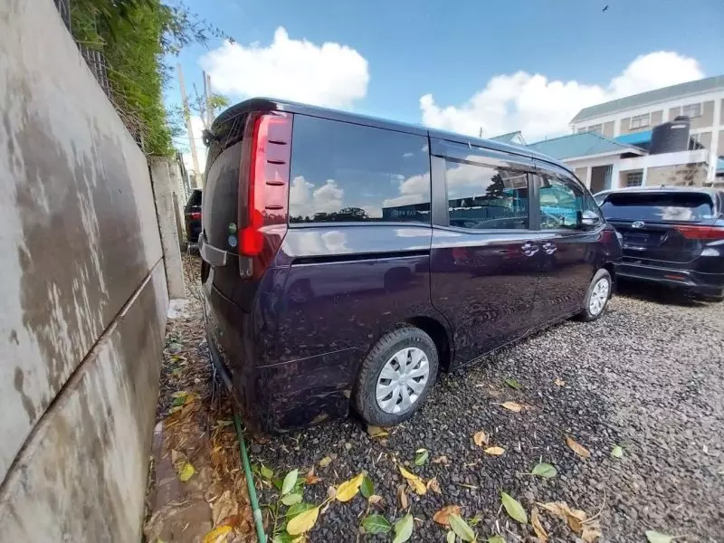 Toyota Noah   - 2016