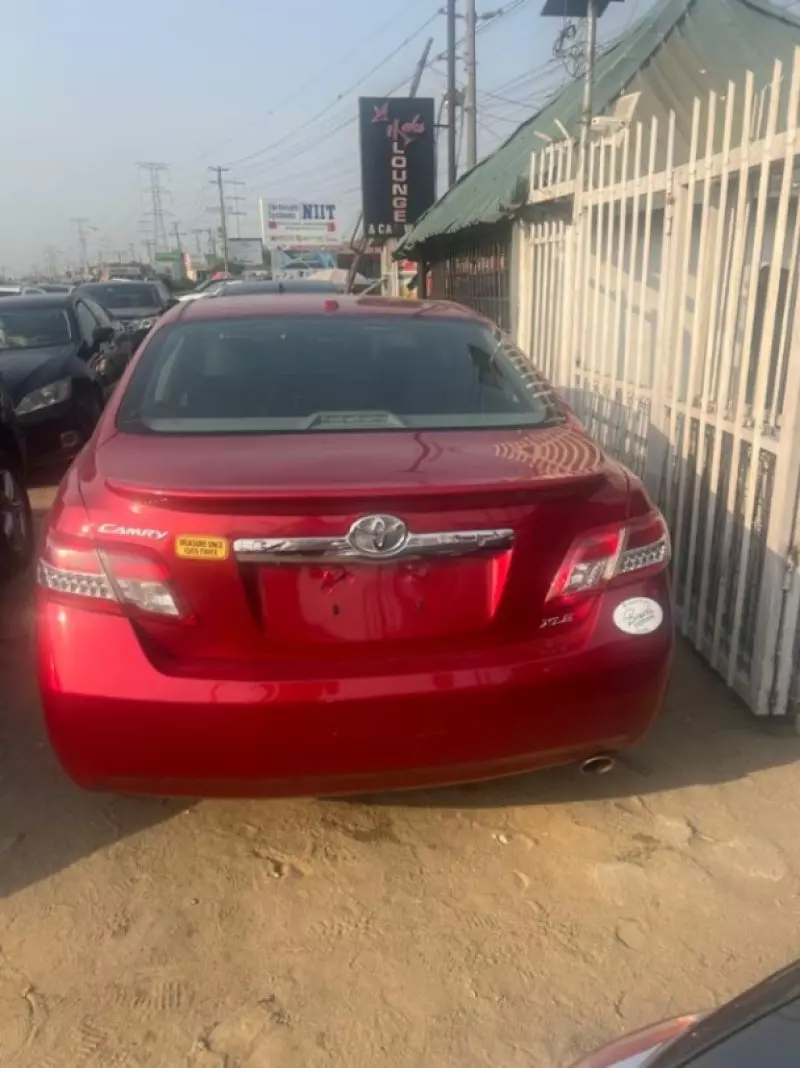 Toyota Camry   - 2010