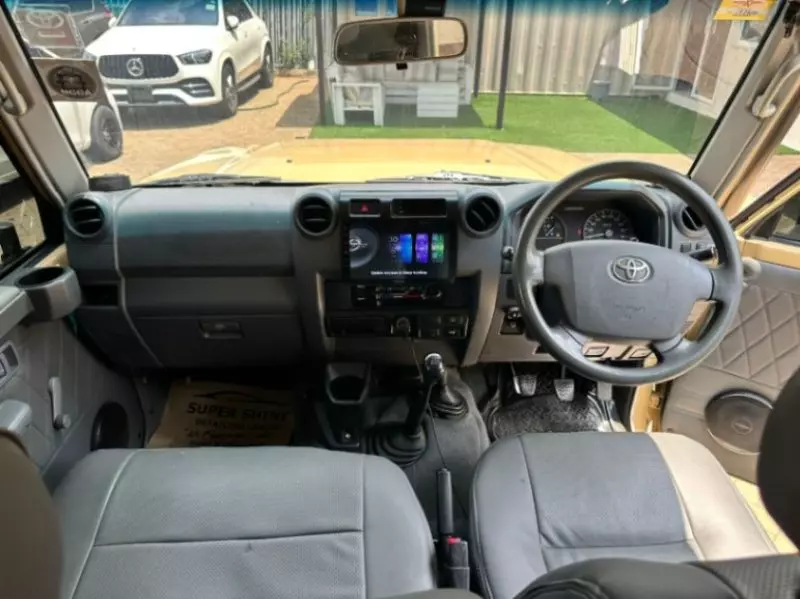 Toyota Landcruiser 76   - 2018