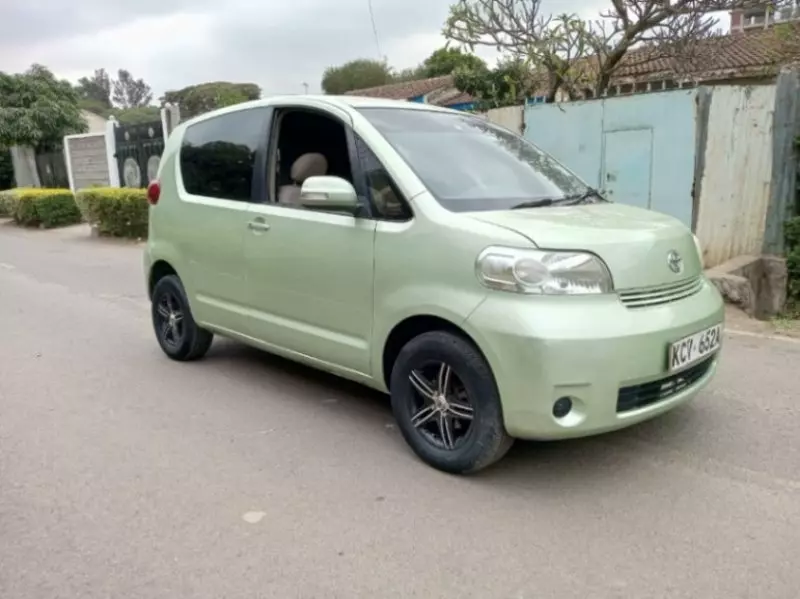 Toyota Porte   - 2012