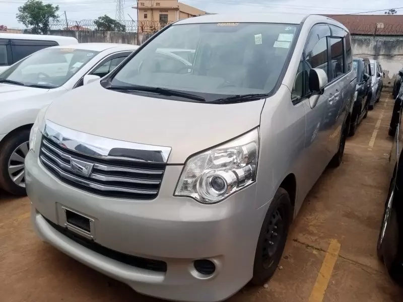 Toyota Noah   - 2012