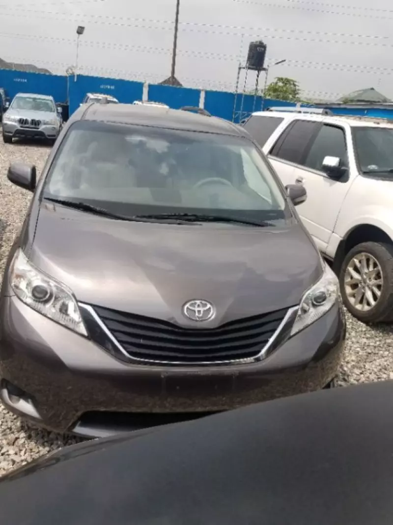 Toyota Sienna   - 2011