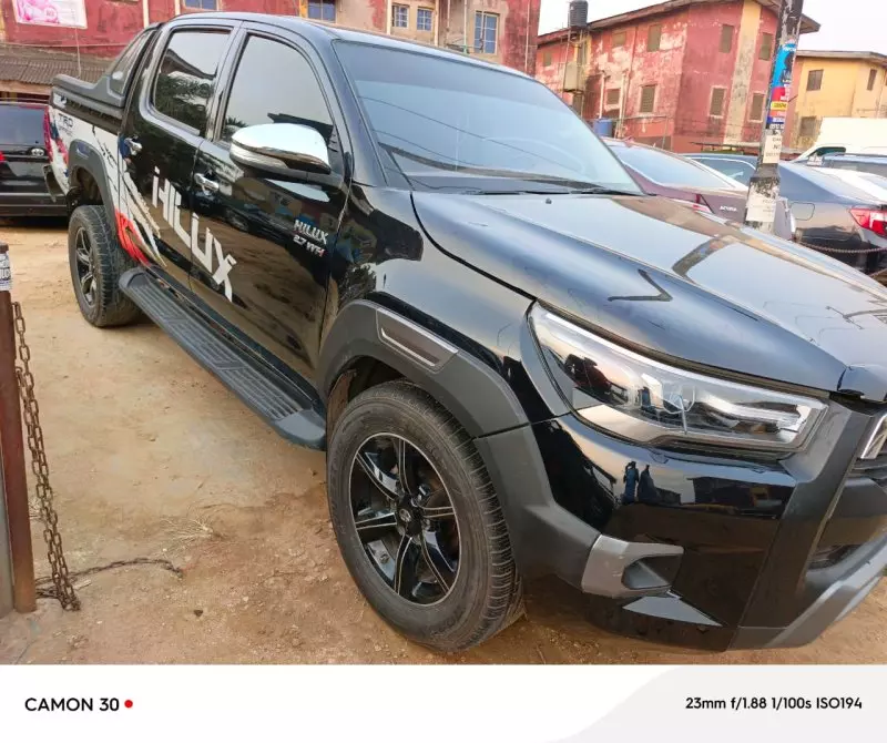 Toyota Hilux    - 2014