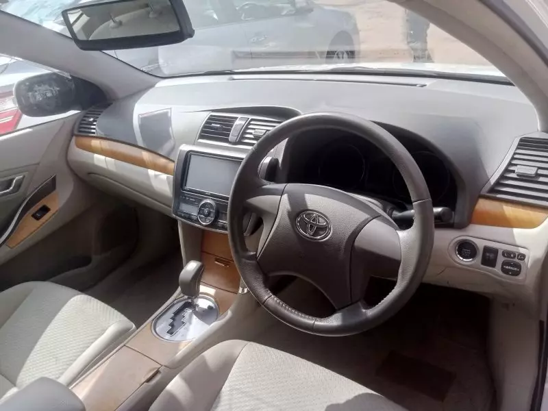 Toyota Premio    - 2010