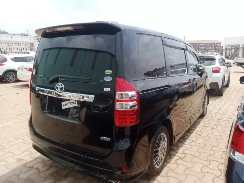 Toyota Noah   - 2012