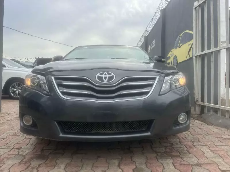 Toyota Camry   - 2010