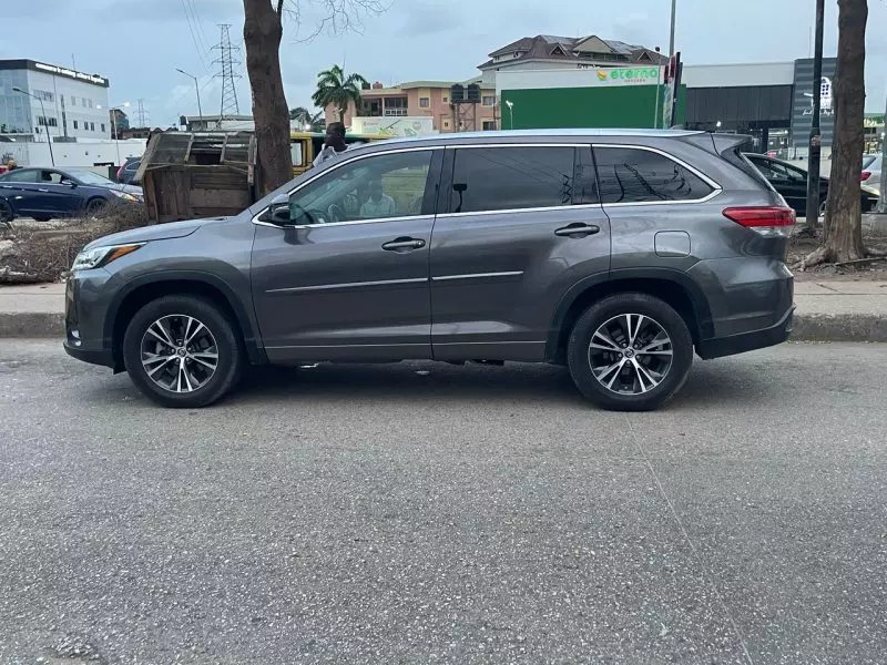 Toyota Highlander   - 2016