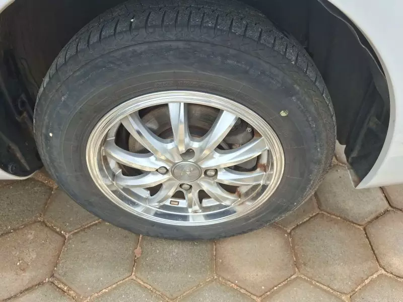 Toyota Sienta   - 2012