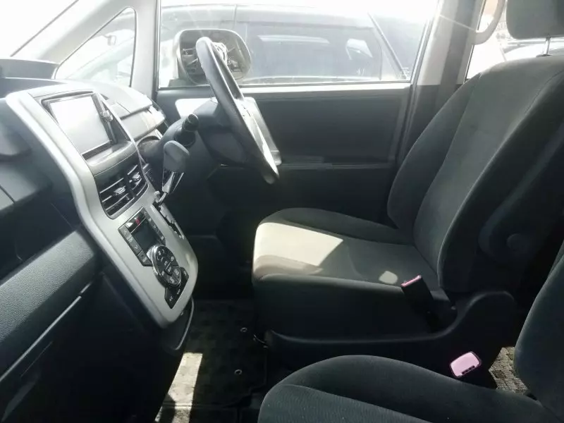 Toyota Noah   - 2012