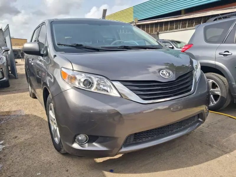 Toyota Sienna   - 2011
