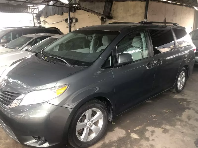 Toyota Sienna   - 2011