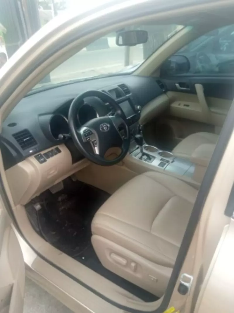 Toyota Highlander   - 2012