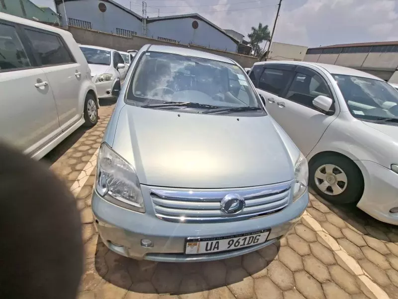 Toyota Raum    - 2012