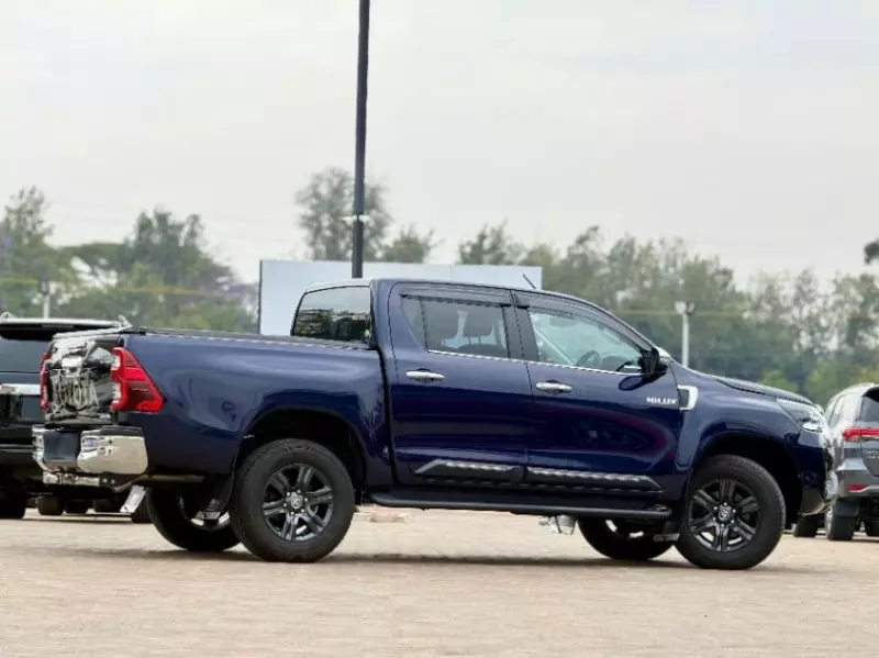 Toyota Hilux   - 2021