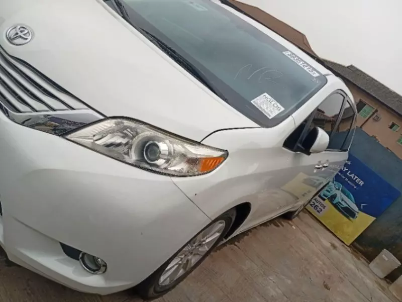 Toyota Sienna   - 2011