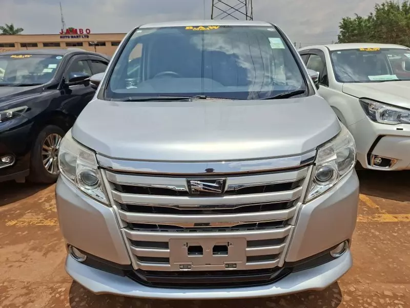 Toyota Noah   - 2014