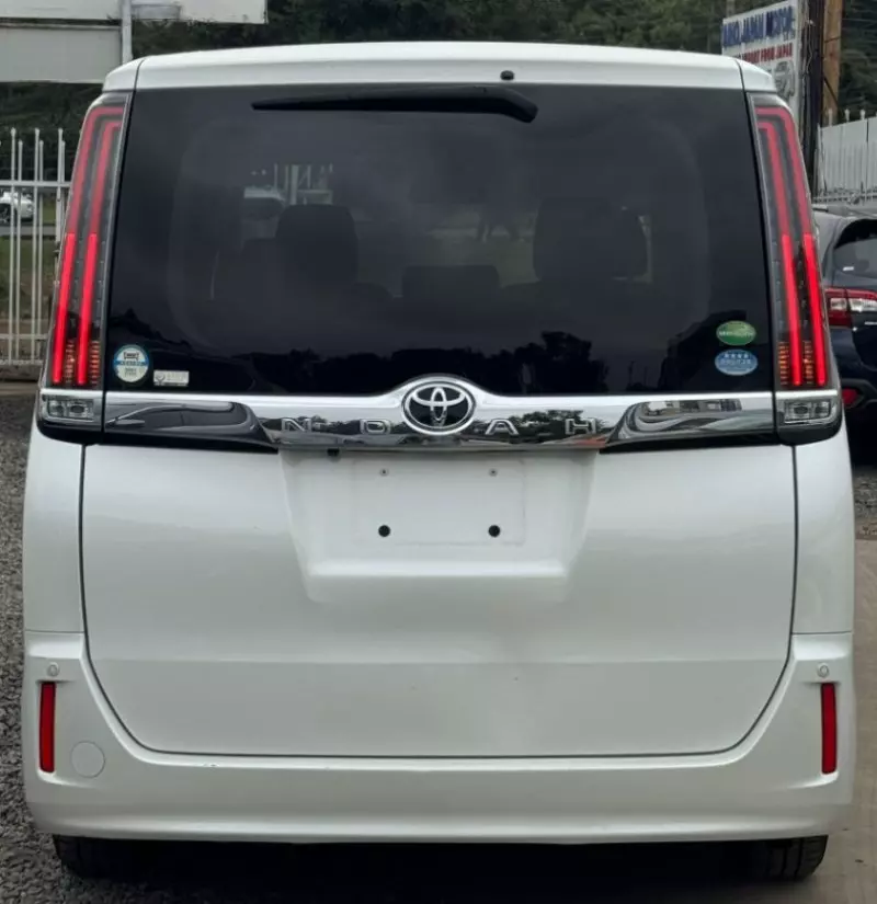 Toyota Noah   - 2018
