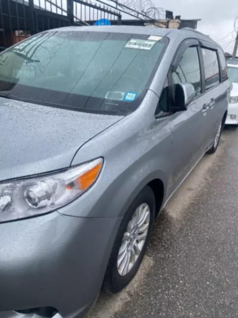 Toyota Sienna   - 2017
