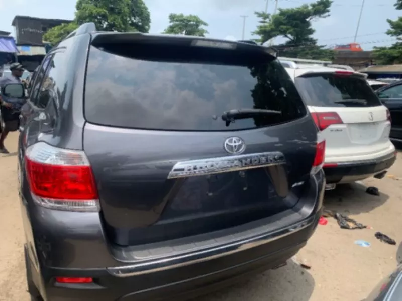 Toyota Highlander   - 2012