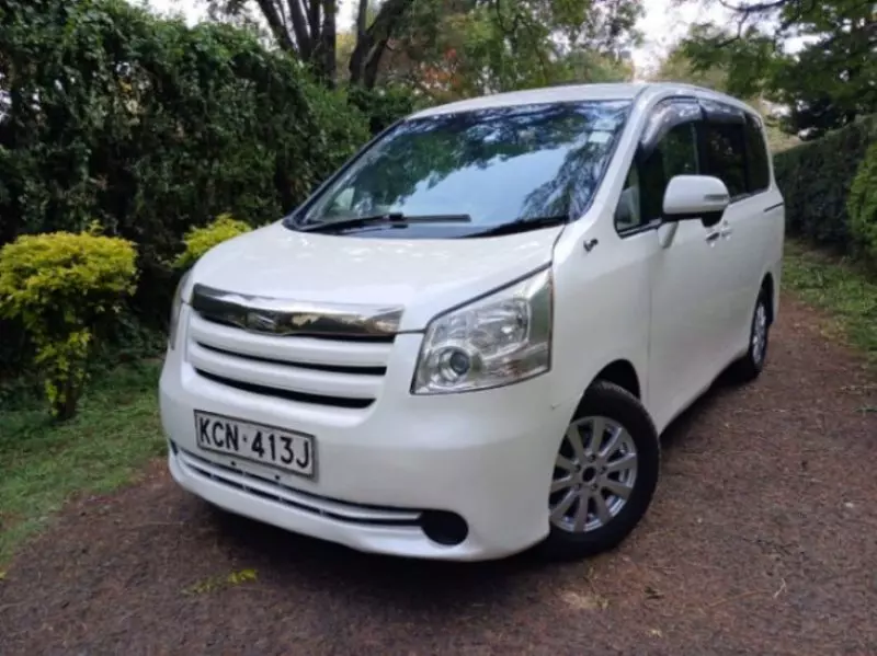 Toyota Noah   - 2010