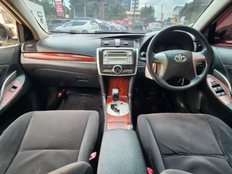 Toyota Premio    - 2011