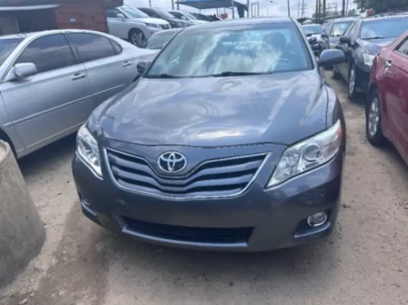 Toyota camry   - 2010