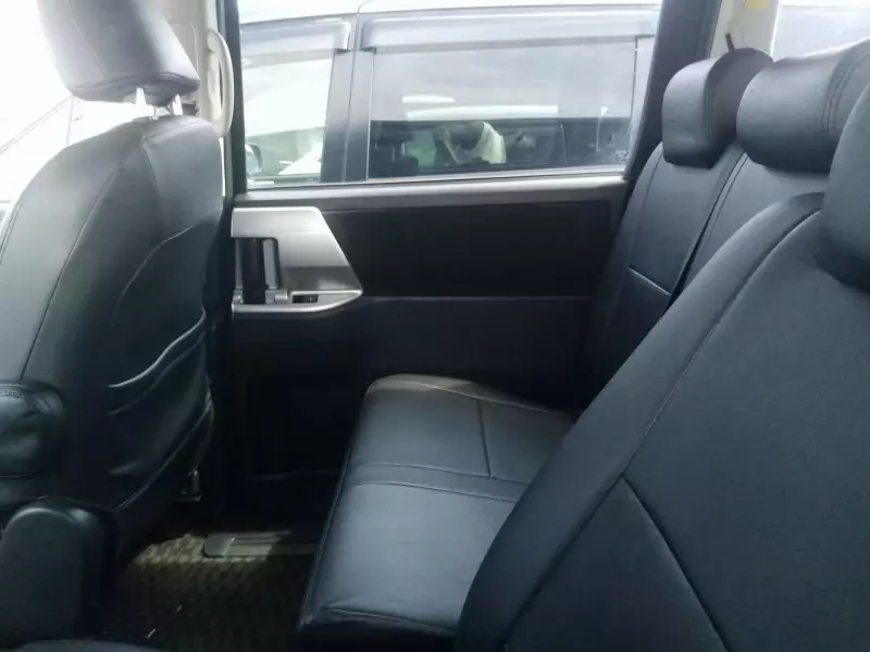 Toyota Noah   - 2012