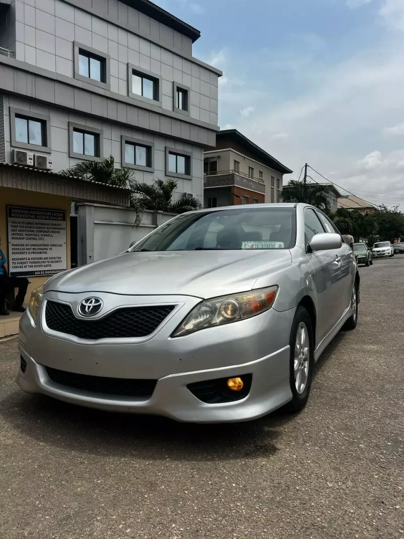 Toyota Camry   - 2010