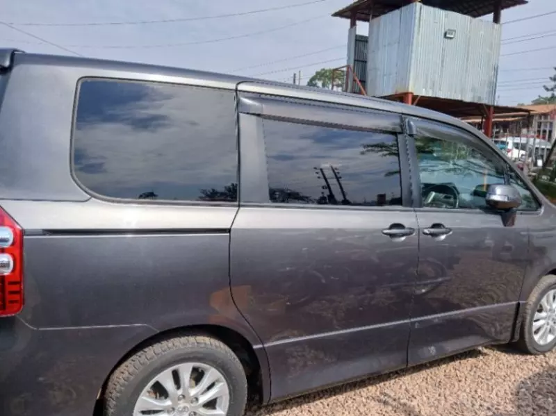 Toyota Noah   - 2010