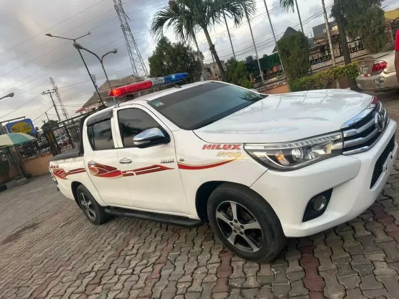 Toyota Hilux   - 2017