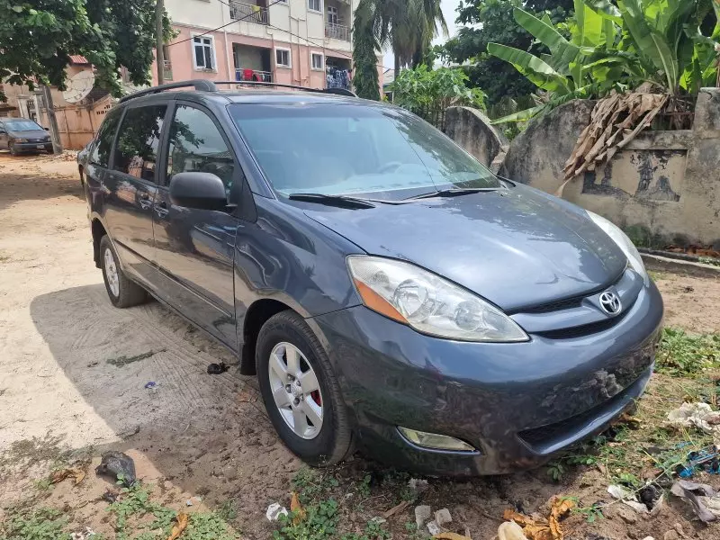 Toyota Sienna   - 2009