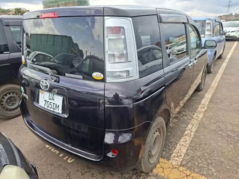 Toyota Sienta   - 2012