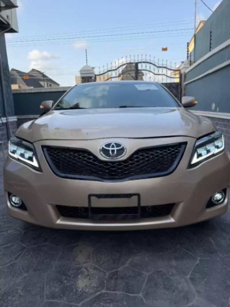 Toyota Camry   - 2011