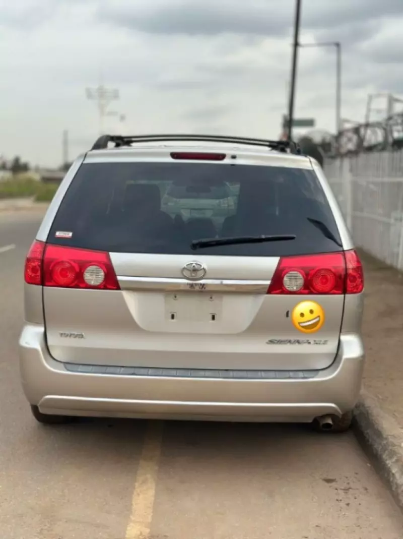 Toyota Sienna   - 2006
