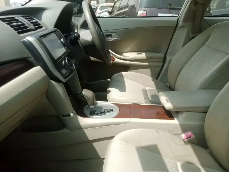 Toyota Premio    - 2012