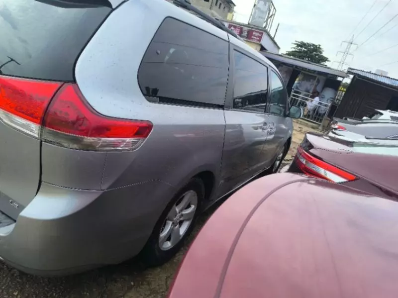 Toyota Sienna   - 2011