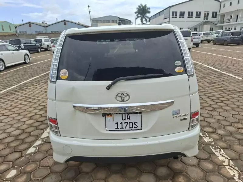 Toyota Isis    - 2012