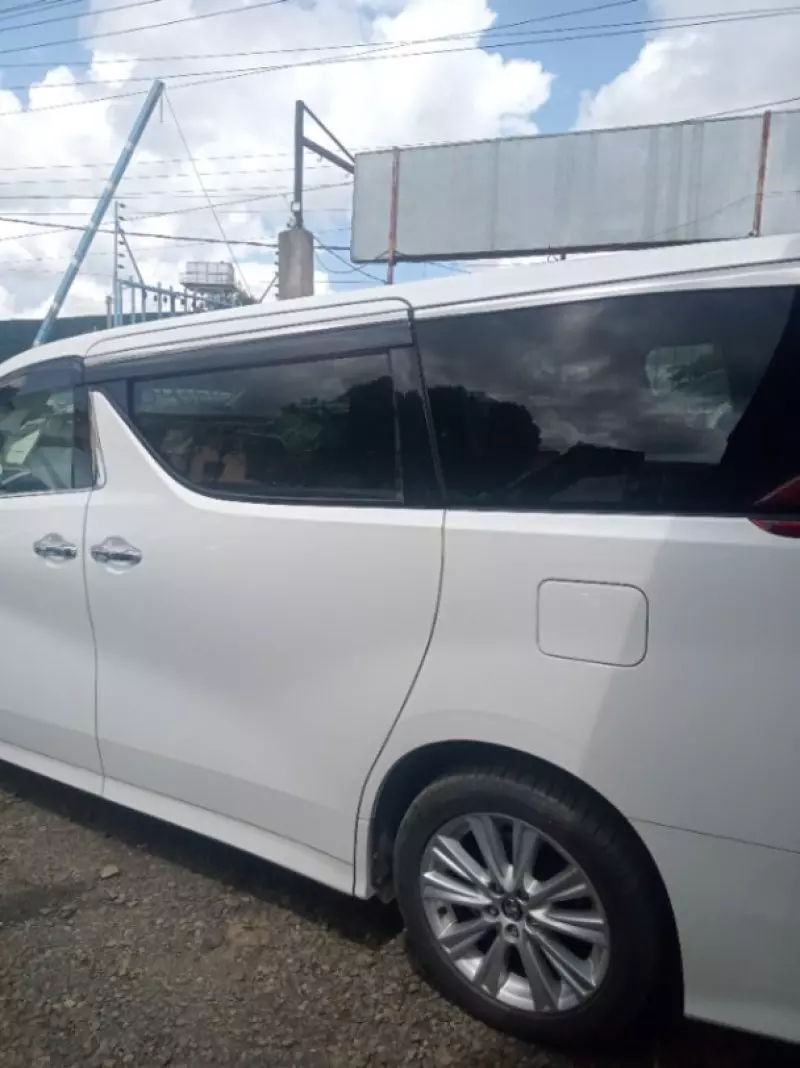 Toyota Alphard   - 2017