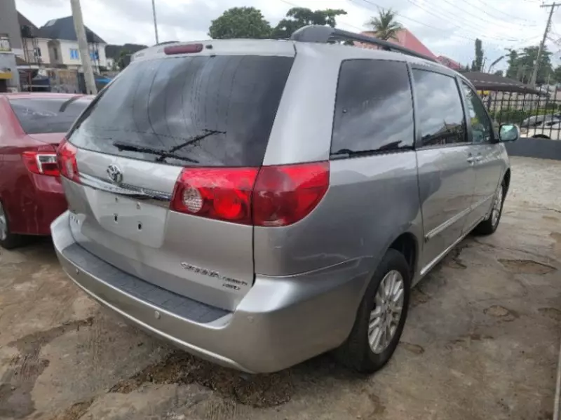 Toyota Sienna   - 2010
