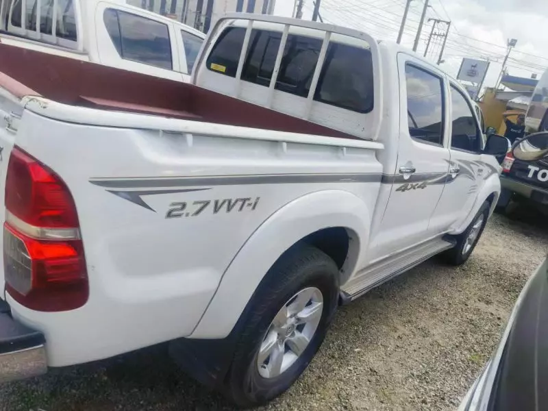 Toyota Hilux   - 2015