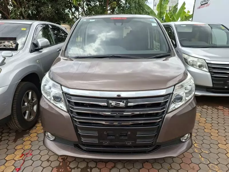 Toyota Noah   - 2016