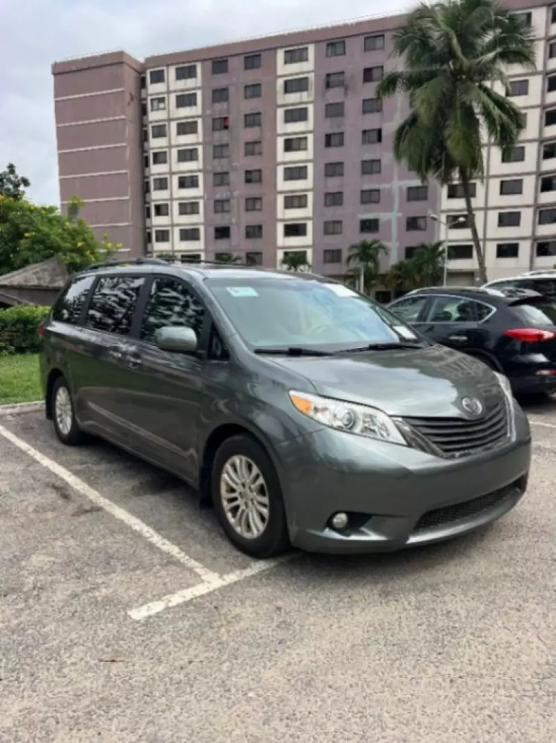 Toyota Sienna - 2013