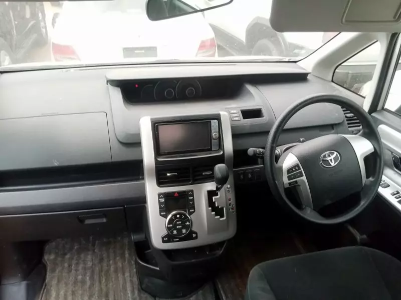 Toyota Noah   - 2012