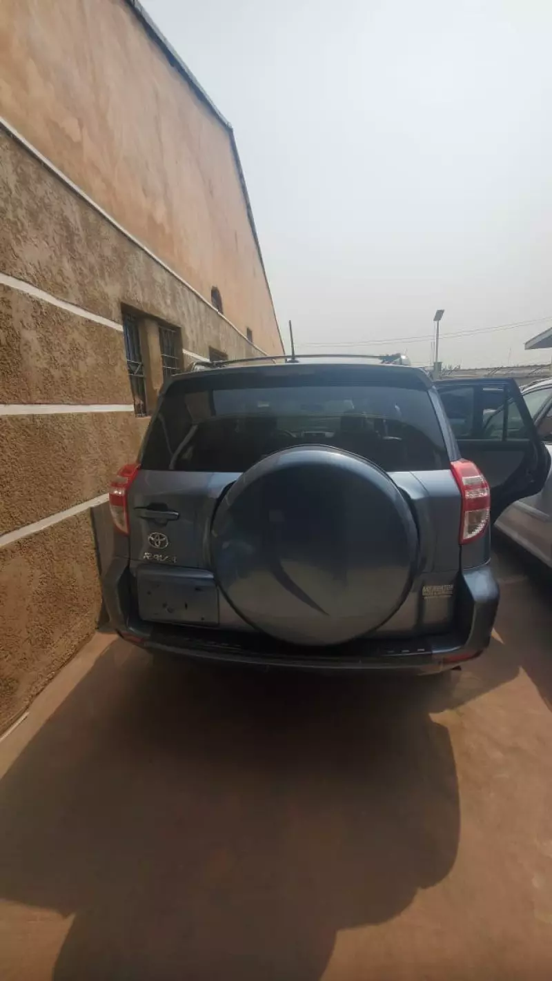 Toyota RAV 4   - 2011