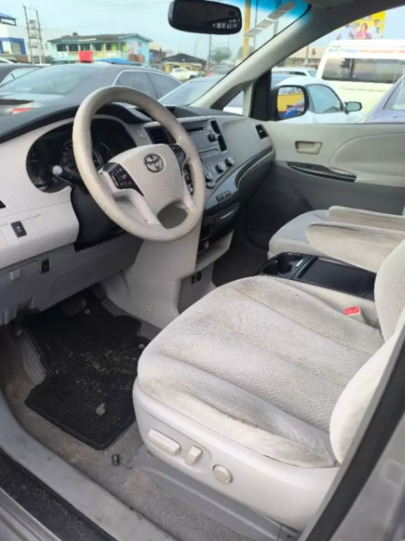 Toyota Sienna   - 2011