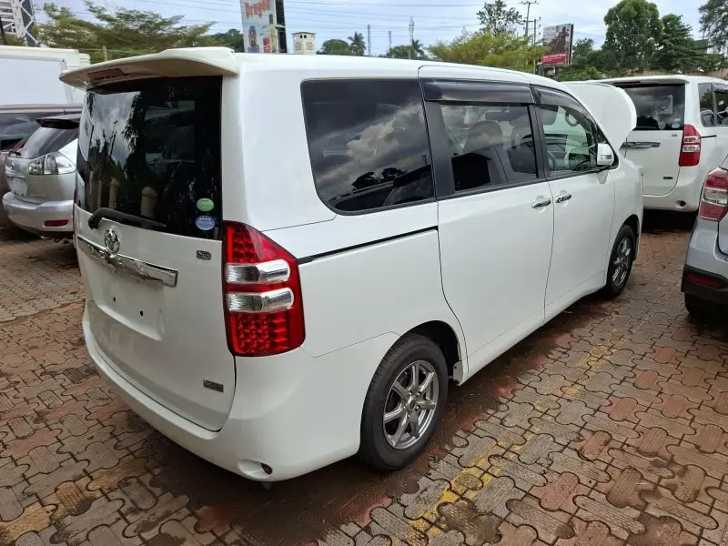 Toyota Noah   - 2012