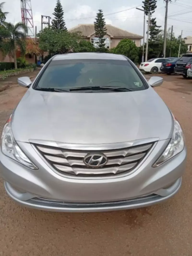 Hyundai Sonata   - 2011