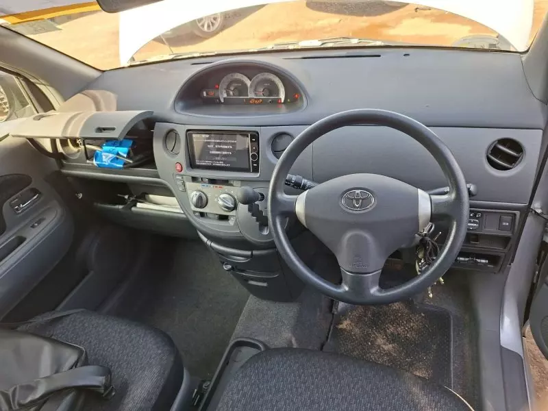 Toyota Sienta   - 2012