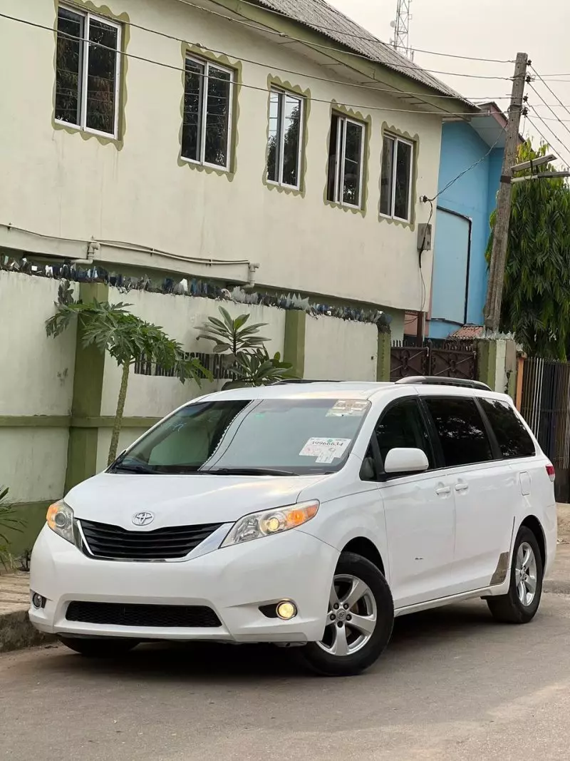 Toyota Sienna   - 2011